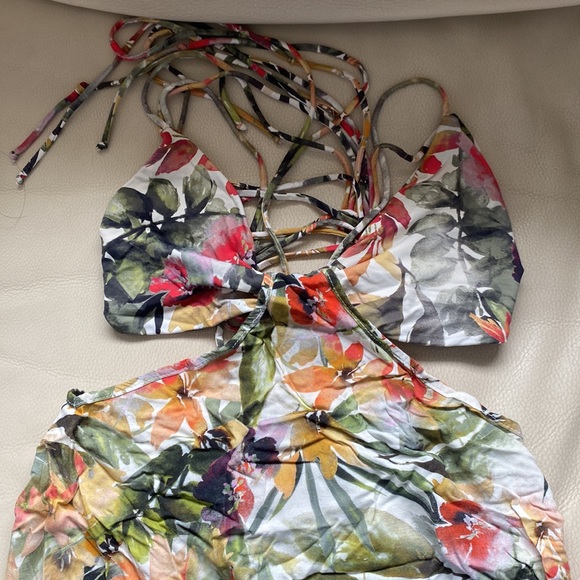 Boys + Arrows 3 piece bikini set size medium - Picture 3 of 6